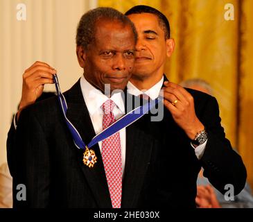 Washington, DC - 12. August 2009 -- US-Präsident Barack Obama (R) überreicht dem mit dem Academy Award ausgezeichneten Schauspieler Sidney Poitier die Freiheitsmedaille 2009, Amerikas höchste zivile Auszeichnung, im East Room des Weißen Hauses in Washington, DC, USA, 12. August 2009. Kredit: Mike Theiler/CNP Stockfoto