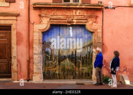 Frankreich, Vaucluse, Parc Naturel Regional du Luberon (Luberon Natural Regional Park), Roussillon, bezeichnet als Les Plus Beaux Villages de France (die meisten B Stockfoto