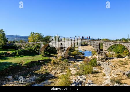 Frankreich, Vaucluse, Parc Naturel Regional du Luberon (Naturpark Luberon), Bonnieux, die Pont Julien eine römische Steinbogenbrücke traditionell Stockfoto