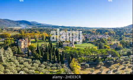 Frankreich, Vaucluse, Parc Naturel Regional du Luberon (Naturpark Luberon), Lourmarin, mit der Bezeichnung Les Plus Beaux Villages de France (am meisten Stockfoto