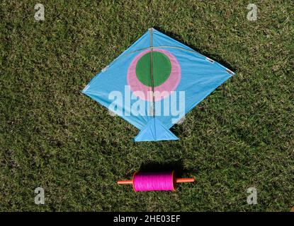 Sankranti Kites Patang fliegen im Freien. Bunte Drachen während des Drachenfestes. Festlichkeiten des Makar sankranti. Drachen auf dem Boden Stockfoto