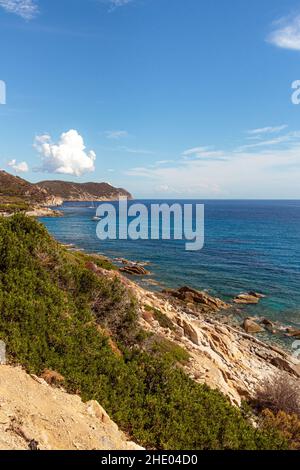 Panoramablick über den felsigen Strand von der Küstenstraße in der Nähe von Cavoli, Insel Elba, italien Stockfoto