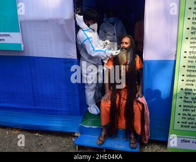 Ein Mönch wird auf Covid-19 in einem Gangasagar Transit Camp getestet, bevor er zur Gangasagar Mela auf der Insel sagar aufbrechen wird. (Foto von Sumit Sanyal / SOPA Images/Sipa USA) Stockfoto