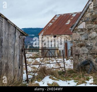 INVERDRUIE, AVIEMORE, SCHOTTLAND - 6. JANUAR 2022: - Dies ist die Szene einer lange stillgegangenem Farm und ihres Hauses in der Caingorms Region von Aviemore, Scotl Stockfoto