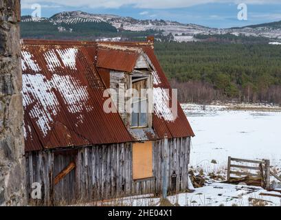 INVERDRUIE, AVIEMORE, SCHOTTLAND - 6. JANUAR 2022: - Dies ist die Szene einer lange stillgegangenem Farm und ihres Hauses in der Caingorms Region von Aviemore, Scotl Stockfoto