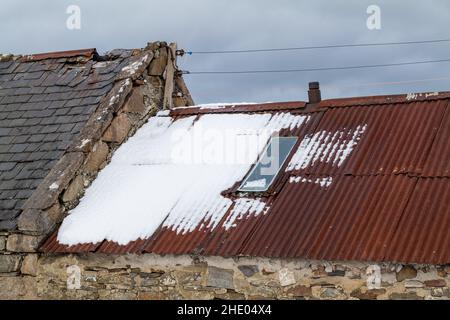 INVERDRUIE, AVIEMORE, SCHOTTLAND - 6. JANUAR 2022: - Dies ist die Szene einer lange stillgegangenem Farm und ihres Hauses in der Caingorms Region von Aviemore, Scotl Stockfoto