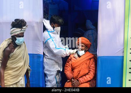 Ein Mönch wird auf Covid-19 in einem Gangasagar Transit Camp getestet, bevor er zur Gangasagar Mela auf der Insel sagar aufbrechen wird. (Foto von Sumit Sanyal / SOPA Images/Sipa USA) Stockfoto