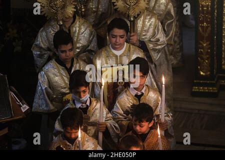 Palästinensische Gläubige der griechisch-orthodoxen Gemeinde beten während der Weihnachtsmesse in der St. Porphyrios Kirche. Die Mehrheit der orthodoxen Gläubigen feiert Weihnachten am 7. Januar. Die Kirchen in Rumänien, Bulgarien, Zypern und Griechenland markieren sie am 25. Dezember zusammen mit anderen christlichen Konfessionen. (Foto von Ahmed Zakot / SOPA Images/Sipa USA) Stockfoto