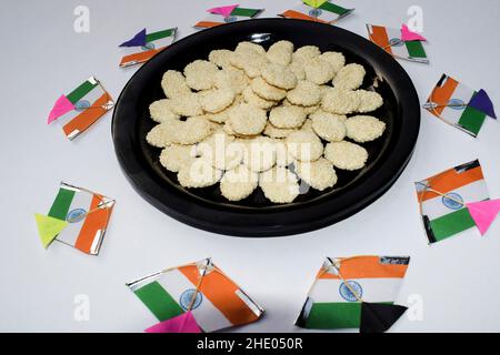 Rewadi süße weiße Sesamsamen indische Süßigkeiten, die im Januar in Indien im Winter gegessen werden. Indian republic Day Poster und Makar sankranti Thema mit til re Stockfoto