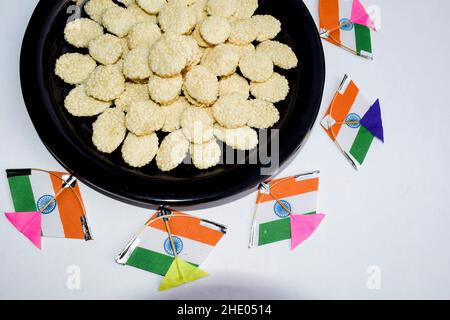 Rewadi süße weiße Sesamsamen indische Süßigkeiten, die im Januar in Indien im Winter gegessen werden. Indian republic Day Poster und Makar sankranti Thema mit til re Stockfoto