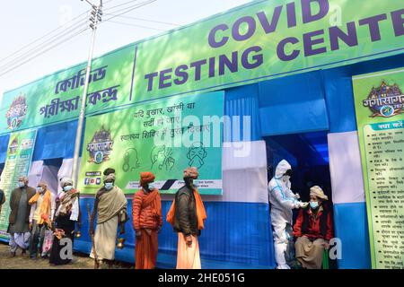 Mönche und Pilger werden auf Covid-19 in einem Gangasagar Transit Camp getestet, bevor sie zur Gangasagar Mela auf der Insel sagar aufbrechen. Stockfoto