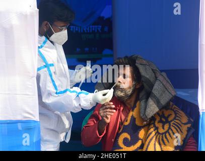 Ein Mönch wird auf Covid-19 in einem Gangasagar Transit Camp getestet, bevor er zur Gangasagar Mela auf der Insel sagar aufbrechen wird. Stockfoto