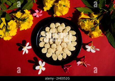 Indian Sweet Food Rewri, auch bekannt als Rewadi oder Revadi, ist ein beliebtes indisches Makar sankranti Festival-Essen, das aus Jaggery oder Gud mit Sesamsamen-Koati hergestellt wird Stockfoto