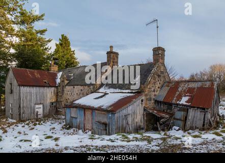 INVERDRUIE, AVIEMORE, SCHOTTLAND - 6. JANUAR 2022: - Dies ist die Szene einer lange stillgegangenem Farm und ihres Hauses in der Caingorms Region von Aviemore, Scotl Stockfoto