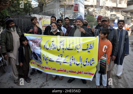 Die Bewohner von Latifabad veranstalten am Freitag, den 07. Januar 2022, in Hyderabad eine Protestdemonstration gegen die Mafia in den Heiratsälen. Stockfoto