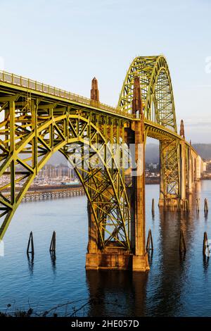 Yaquina Bay Bridge; Bogenbrücke; überspannt Yaquina Bay südlich von Newport; Oregon; USA Stockfoto