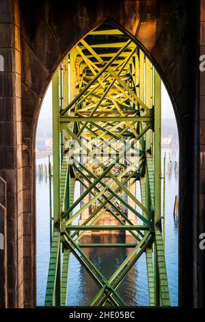 Yaquina Bay Bridge; Bogenbrücke; überspannt Yaquina Bay südlich von Newport; Oregon; USA Stockfoto