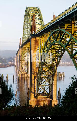 Yaquina Bay Bridge; Bogenbrücke; überspannt Yaquina Bay südlich von Newport; Oregon; USA Stockfoto