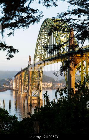 Yaquina Bay Bridge; Bogenbrücke; überspannt Yaquina Bay südlich von Newport; Oregon; USA Stockfoto