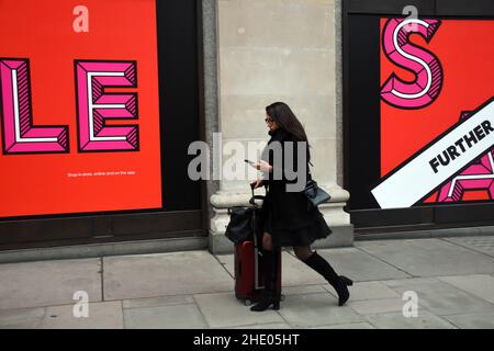 London, Großbritannien. 7th Januar 2022. Januar-Verkäufe in Oxford und Regent Street. Kredit: JOHNNY ARMSTEAD/Alamy Live Nachrichten Stockfoto