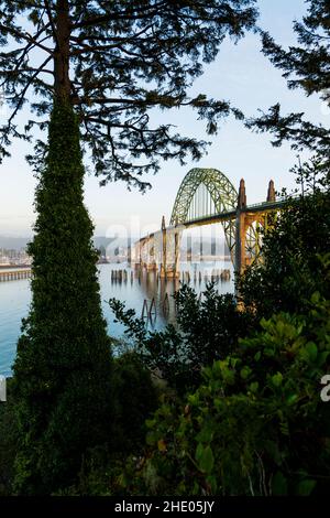 Yaquina Bay Bridge; Bogenbrücke; überspannt Yaquina Bay südlich von Newport; Oregon; USA Stockfoto