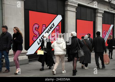 London, Großbritannien. 7th Januar 2022. Januar-Verkäufe in Oxford und Regent Street. Kredit: JOHNNY ARMSTEAD/Alamy Live Nachrichten Stockfoto