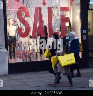 London, Großbritannien. 7th Januar 2022. Januar-Verkäufe in Oxford und Regent Street. Kredit: JOHNNY ARMSTEAD/Alamy Live Nachrichten Stockfoto