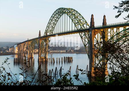 Yaquina Bay Bridge; Bogenbrücke; überspannt Yaquina Bay südlich von Newport; Oregon; USA Stockfoto