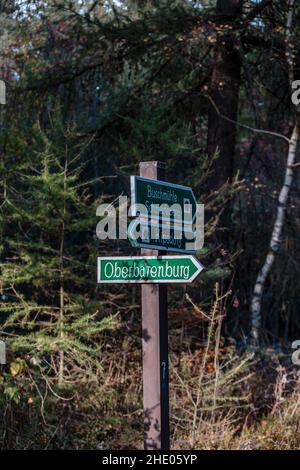 Schild in einem deutschen Wald Stockfoto