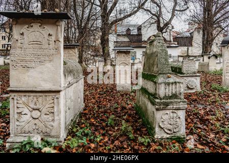 Krakau, Polen-Dezember 19,2021.Alter jüdischer Friedhof von Krakau bekannt als Remush Friedhof.Nazis zerstörten den Ort während der deutschen Besatzung.Grabsteine Stockfoto