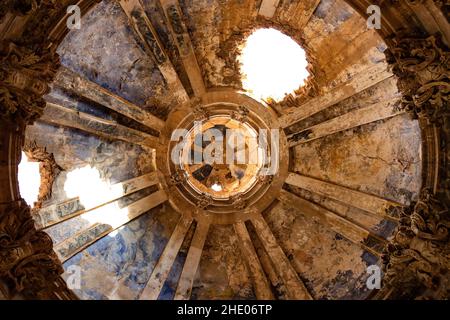 Eine Ansicht von unten einer beschädigten Kuppel der alten Kirche in der Stadt Belchite in Spanien Stockfoto