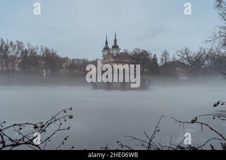 Nebliger Morgen im Premonstratenserkloster Zeliv, nationales Kulturerbe, beliebter Wallfahrtsort.ruhiger Ort für spirituelle Regeneration Stockfoto