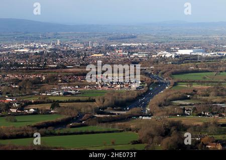 Blick über A417 nach Brockworth und Gloucester, von Crickley Hill, Gloucestershire, Großbritannien - 7. Januar 2022 Bild von Andrew Higgins/Thousand Word Media Stockfoto