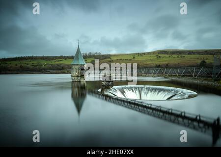Ponsticill Reservoir an einem wolkigen Tag, Brecon Beacons, Südwales Stockfoto