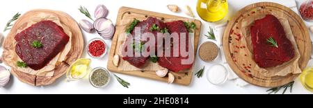 Konzept des Kochens mit rohen Rindersteaks auf weißem Hintergrund Stockfoto