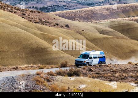 Tourist im Wohnmobil; Painted Hills; geologische Stätte; John Day Fossil Beds National Monument; in der Nähe von Mitchell; Oregon; USA Stockfoto