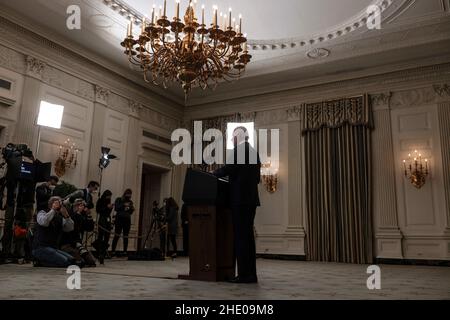 Präsident Joe Biden hält am 7. Januar 2022 im State Dining Room des Weißen Hauses in Washington, DC, Bemerkungen zum Jobbericht vom 2021. Dezember. (Foto von Oliver Contreras/Pool/ABACAPRESS.COM) ​ Stockfoto