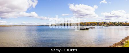 Conway, Michigan, USA - 23. Oktober 2021: Blick auf den Crooked Lake vom Little Traverse Beach Park Stockfoto
