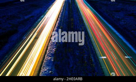 Leichte Wanderwege in der Winternacht Stockfoto