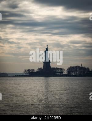 Die kolossale Freiheitsstatue auf Liberty Island im New Yorker Hafen Stockfoto