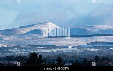 Schneebedeckte Pentland Hills von West Lothian, Schottland aus gesehen Stockfoto