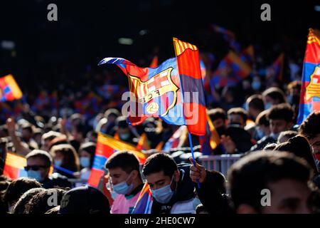 BARCELONA - JAN 3: Fans mit FC Barcelona Flaggen im Camp Nou Stadion am 3. Januar 2022 in Barcelona, Spanien. Stockfoto