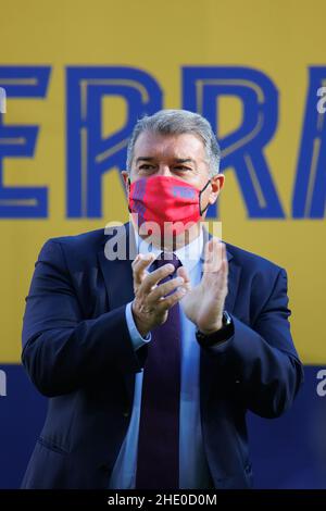 BARCELONA - 3. JANUAR: Die Präsidentin Joan Laporta während der Zeremonie als neuer Spieler des FC Barcelona im Camp Nou Stadion am 3. Januar 2022 Stockfoto