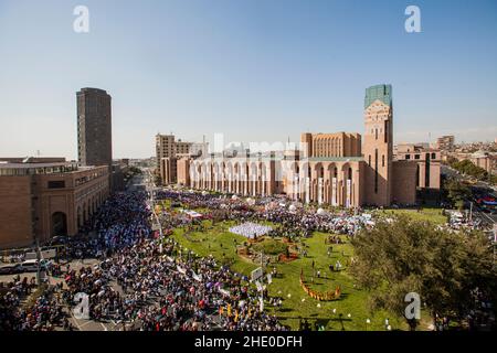 Blick auf das Rathaus von Jerewan und den Platz von Russland mit Menschenmassen in Jerewan, Armenien Stockfoto