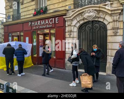 Paris, Frankreich, französische Läden, Leute, die sich vor der Apotheke aufhalten, um COVID-19-Test zu bekommen, kleine Unternehmen, Straßenszenen, Schnelltest Stockfoto