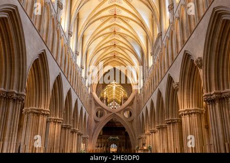 Wells.Somerset.Vereinigtes Königreich.Dezember 30th 2021.Blick auf das Kirchenschiff und die Scherenbögen in der Kathedrale von Wells in Somerset Stockfoto