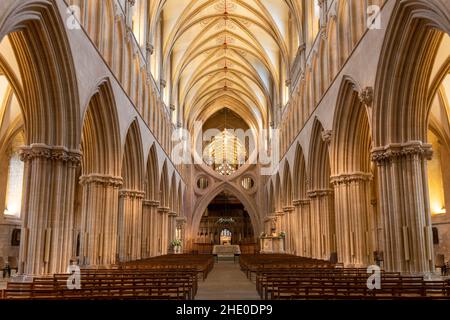 Wells.Somerset.Vereinigtes Königreich.Dezember 30th 2021.Blick auf das Kirchenschiff und die Scherenbögen in der Kathedrale von Wells in Somerset Stockfoto