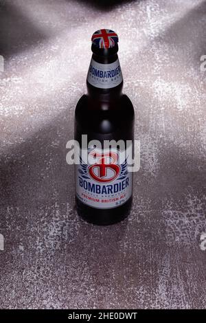 Prag, Tschechische Republik - 12. November 2021: Bombardier Bier auf dem Steintisch. Bombardier Amber Beer wird mit den besten britischen Hopfen und Res gebraut Stockfoto