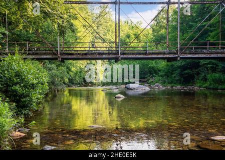 Pigeon River in North Carolina mit einer alten Brücke über das Wasser Stockfoto