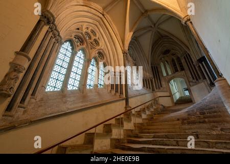 Wells.Somerset.Vereinigtes Königreich.Dezember 30th 2021.Blick auf den Staatskoffer, der zum Kapitelhaus in der Kathedrale von Wells in Somerset führt Stockfoto